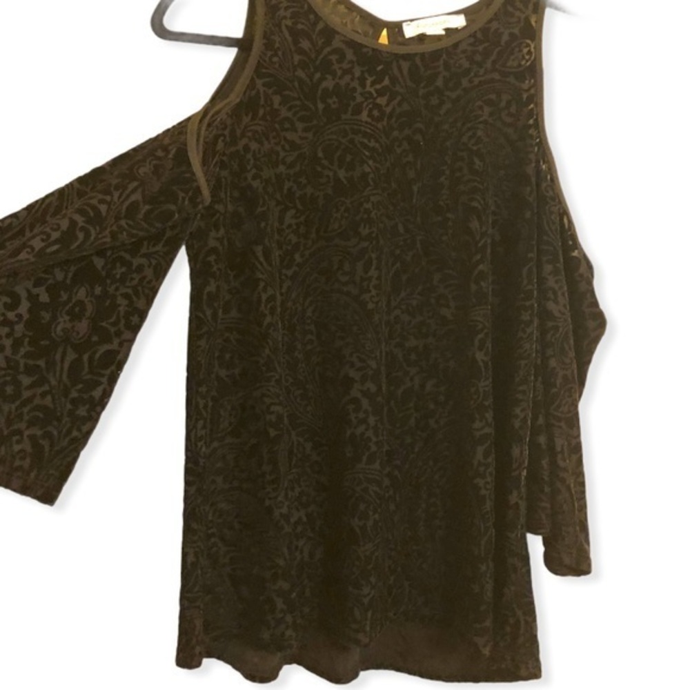 5 for $25 ❄️ Francesca’s Black‎ Velvet Damask Cold Shoulder Top